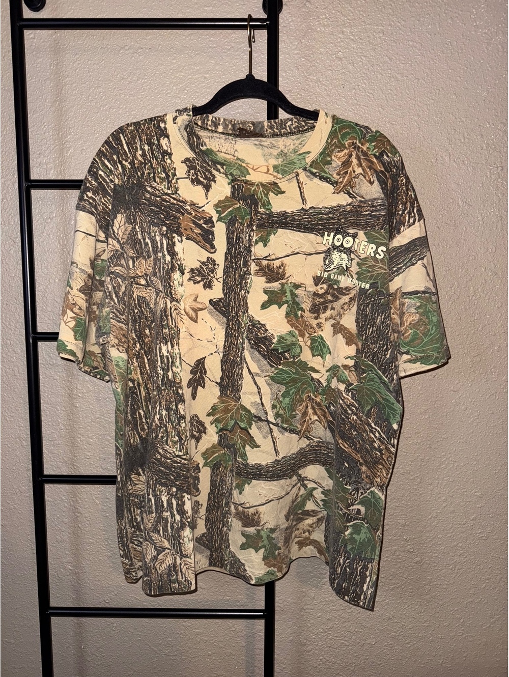 Vintage Hooters Big Game Hunter All Over Camo Graphic T-Shirt XL